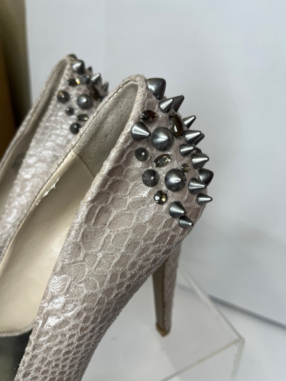 New Vera Wang Studded Peep-Toe High Heels in Beige Snake - Picture 9 of 12